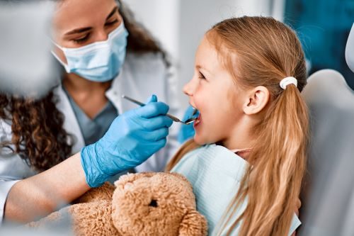 Habituer son enfant à des visites régulières chez le dentiste